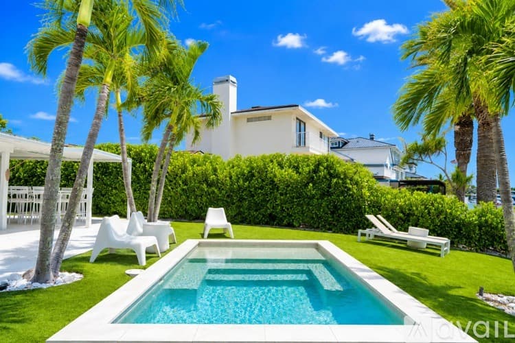St. Pete Beach House: 2882 W Vina Del Mar Blvd