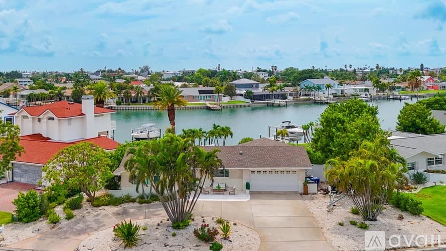 St. Pete Beach House: 2882 W Vina Del Mar Blvd