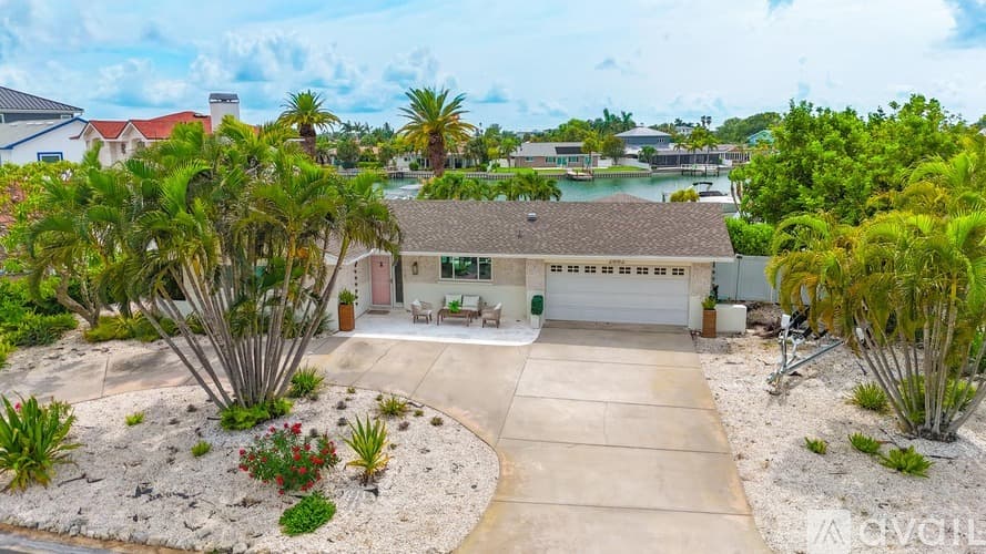 St. Pete Beach House: 2882 W Vina Del Mar Blvd