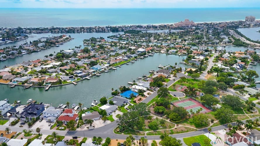 St. Pete Beach House: 2882 W Vina Del Mar Blvd