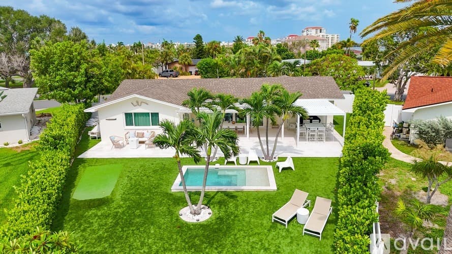St. Pete Beach House: 2882 W Vina Del Mar Blvd