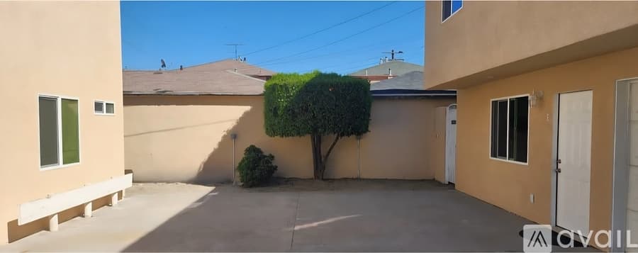 South Gate Apartment: 2574 Southern Ave