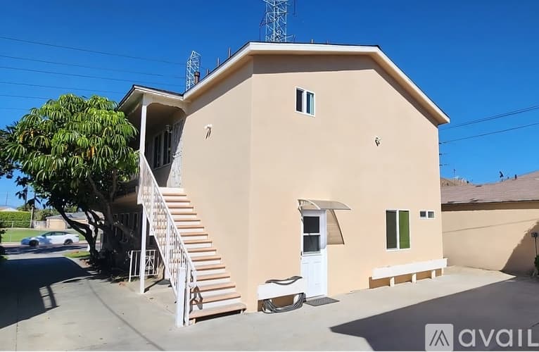 South Gate Apartment: 2574 Southern Ave