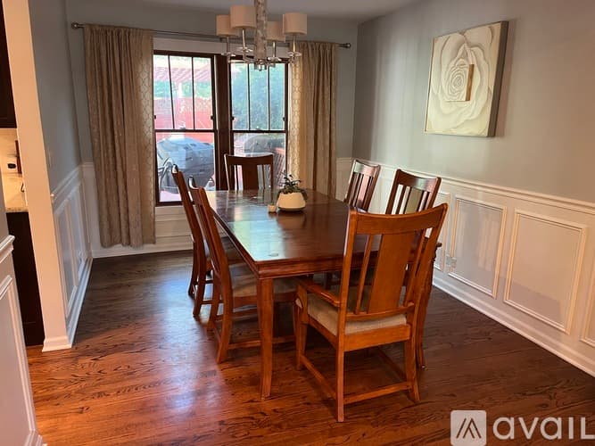 Palatine House: 889 East Stonebridge Court