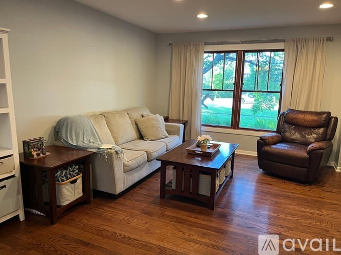 Palatine House: 889 East Stonebridge Court