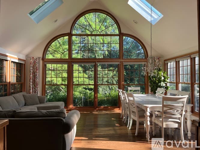 Palatine House: 889 East Stonebridge Court