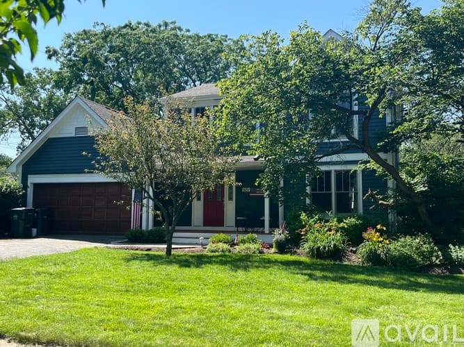 Palatine House: 889 East Stonebridge Court