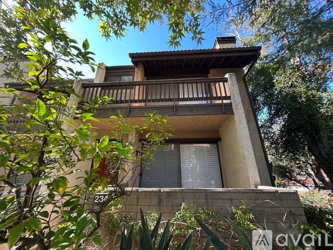 Los Angeles Condo: 21820 Marylee St