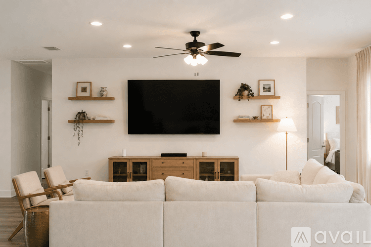 Lakeland House: 5311 Dismuke Dr