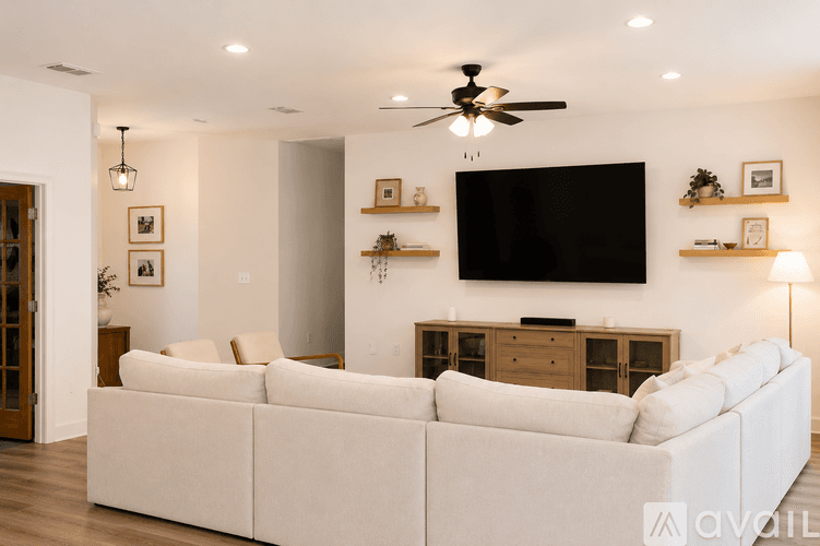 Lakeland House: 5311 Dismuke Dr