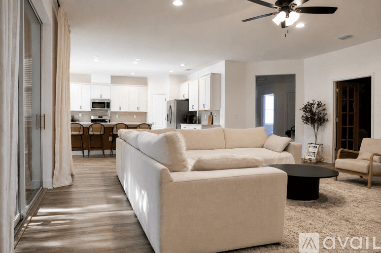 Lakeland House: 5311 Dismuke Dr