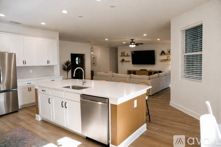 Lakeland House: 5311 Dismuke Dr