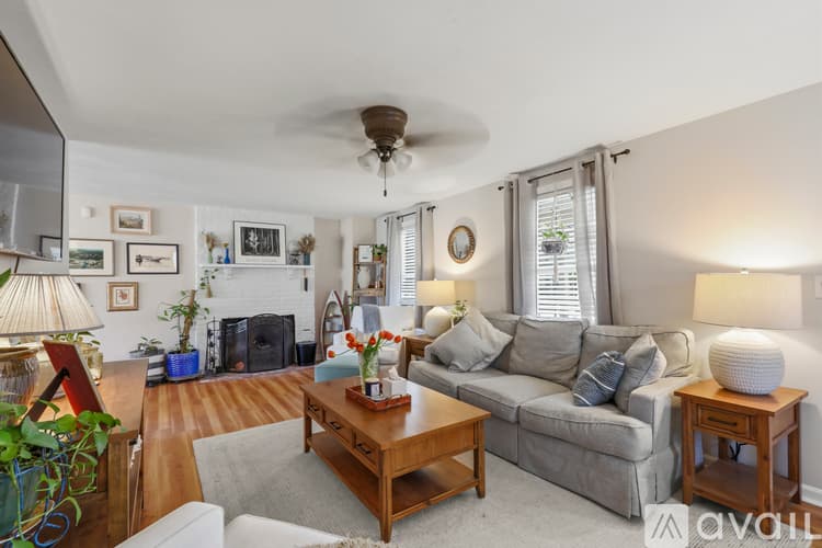 Plymouth House: 6 Buttonwood Ln