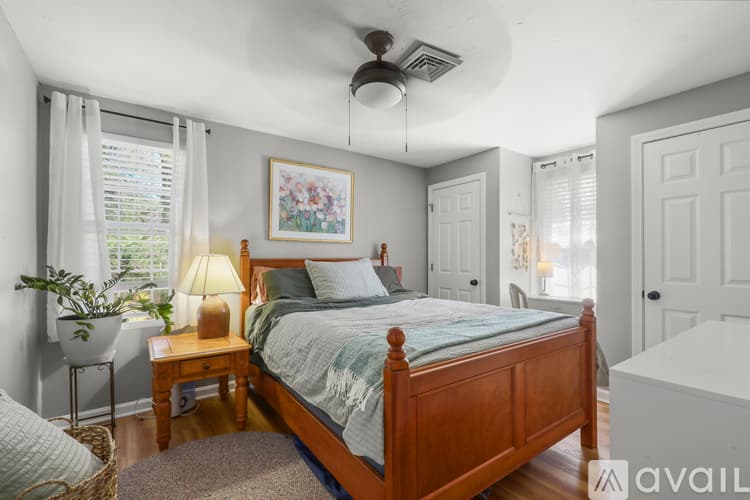 Plymouth House: 6 Buttonwood Ln