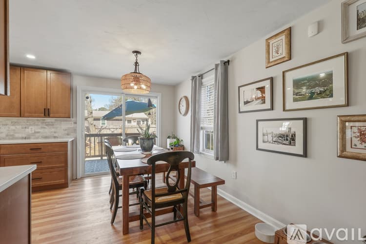 Plymouth House: 6 Buttonwood Ln