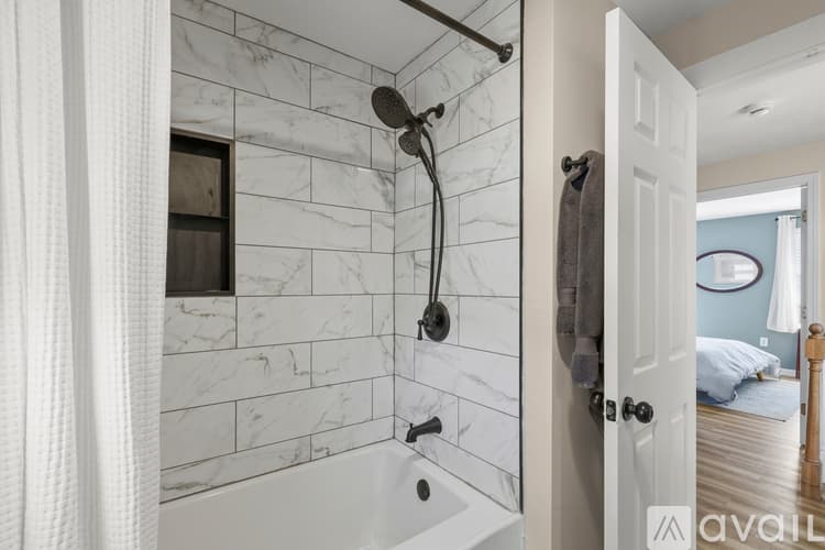 Plymouth House: 6 Buttonwood Ln
