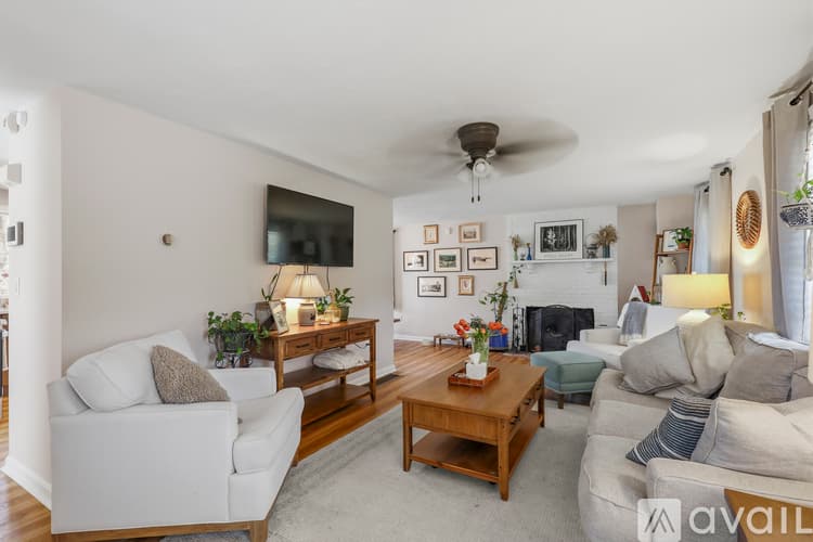 Plymouth House: 6 Buttonwood Ln