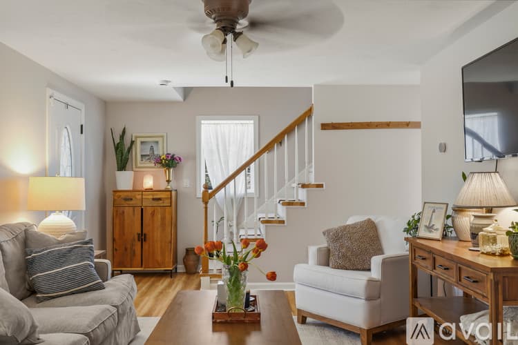Plymouth House: 6 Buttonwood Ln