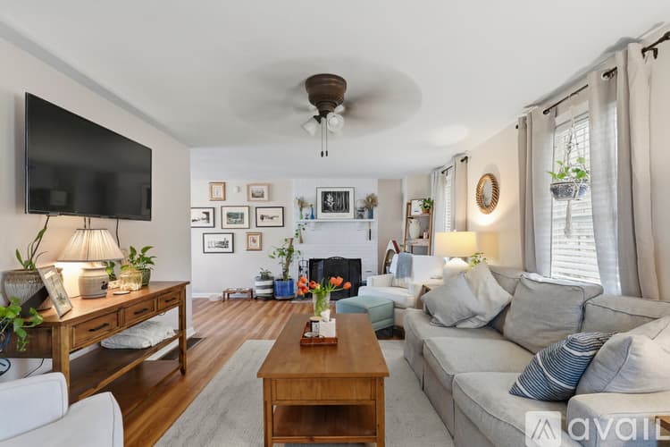 Plymouth House: 6 Buttonwood Ln