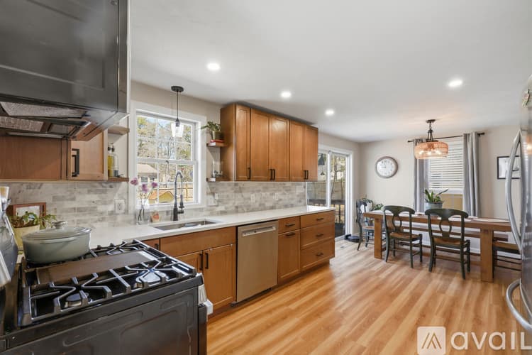 Plymouth House: 6 Buttonwood Ln