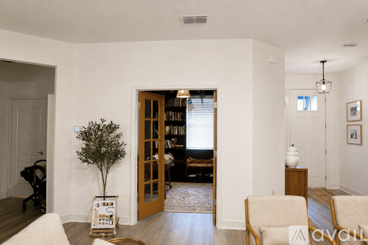 Lakeland House: 5311 Dismuke Dr