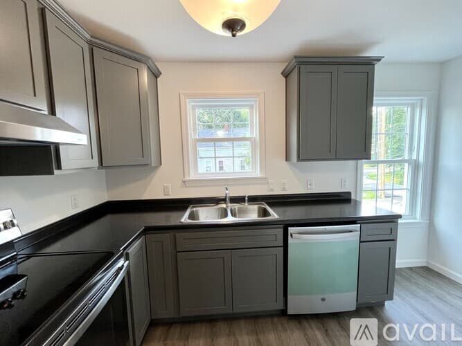 Kennebunk Townhome: 8 Village Wy