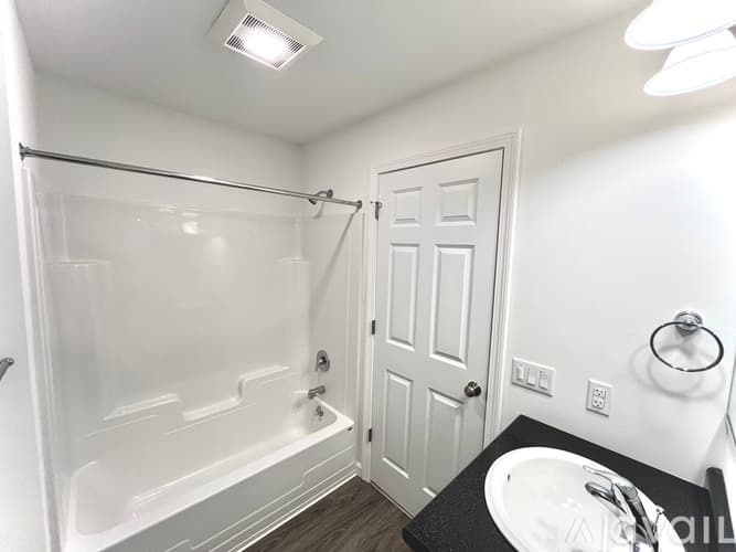 Kennebunk Townhome: 8 Village Wy