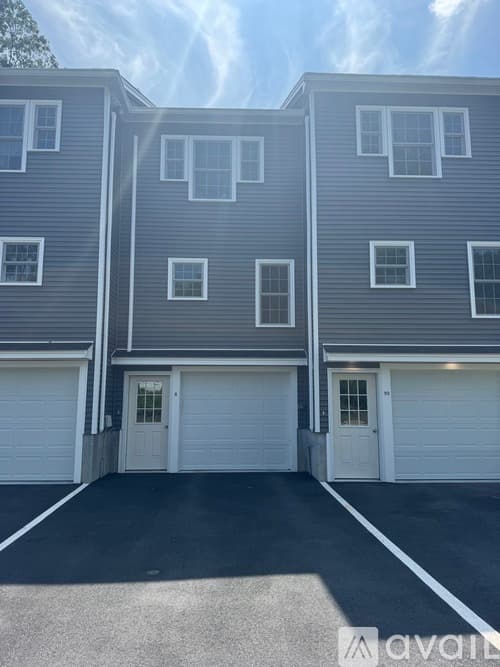 Kennebunk Townhome: 8 Village Wy