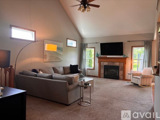 Lewis Center House: 8895 Emerald Hill Dr