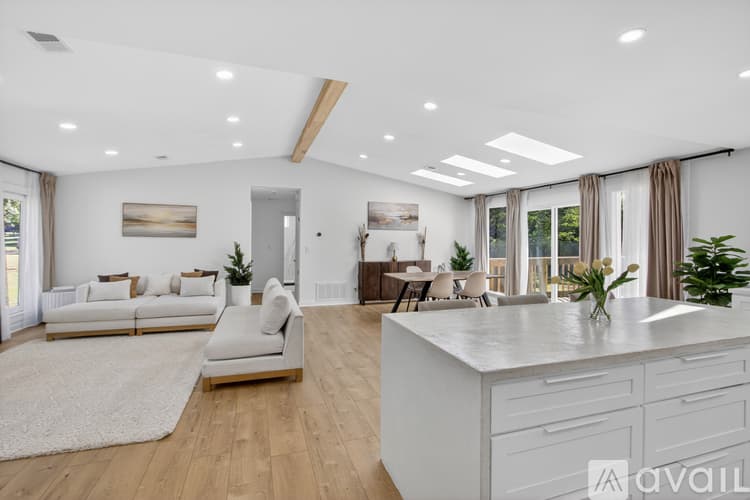 Spartanburg House: 107 Elderberry Dr