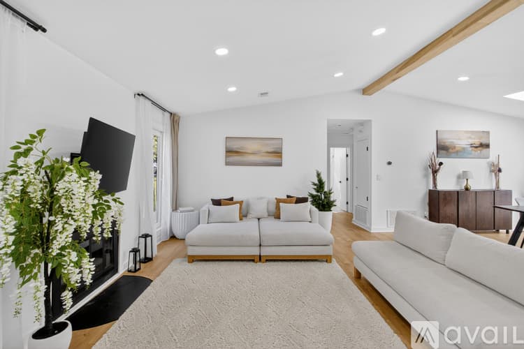Spartanburg House: 107 Elderberry Dr