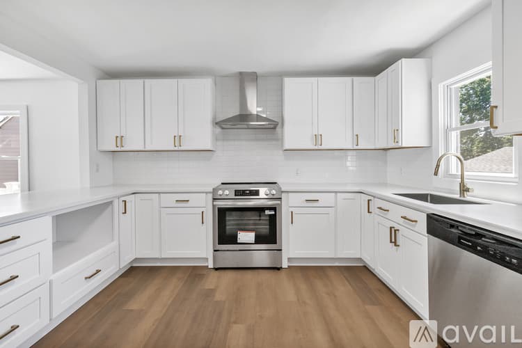 Stratford House: 59 Lenox Ave