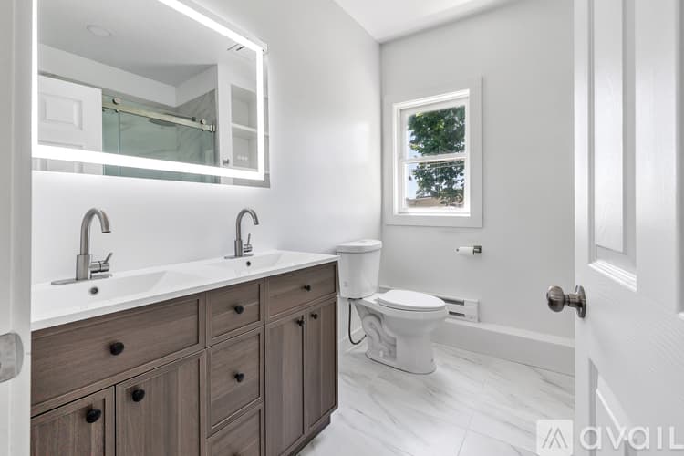 Stratford House: 59 Lenox Ave
