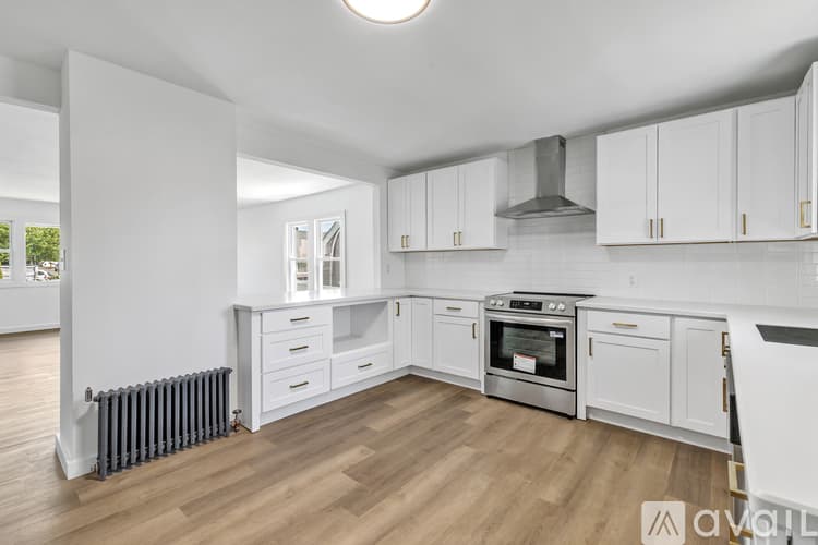 Stratford House: 59 Lenox Ave