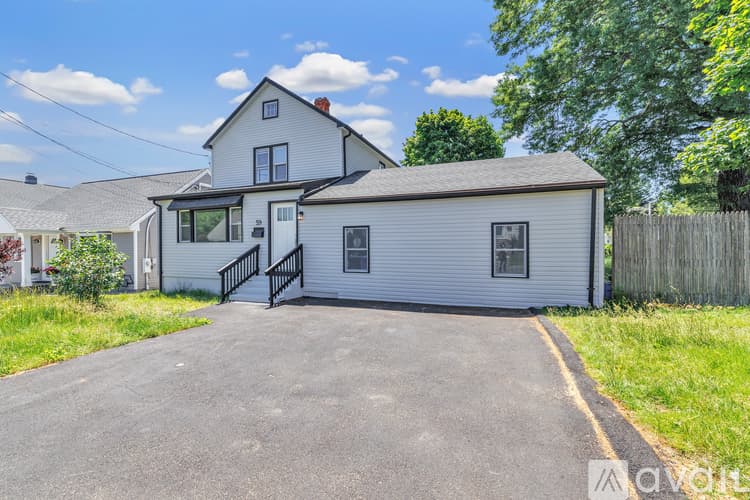Stratford House: 59 Lenox Ave