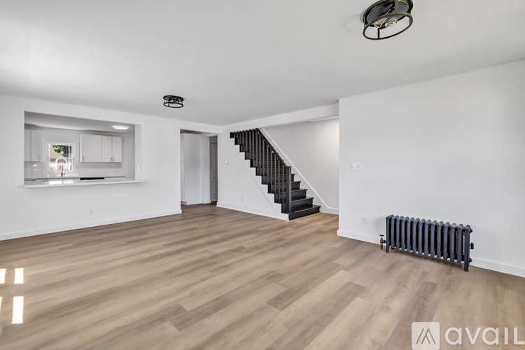 Stratford House: 59 Lenox Ave