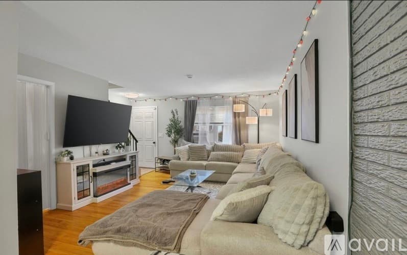 New Haven Townhome: 24 Woodward Ave