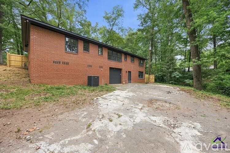 Macon House: 1320 Briarcliff Rd