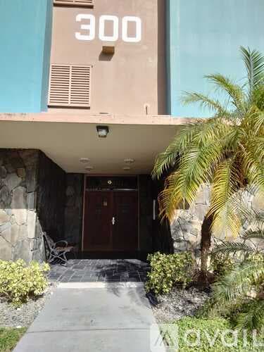 Hallandale Beach Apartment: 300 Northeast 14th Avenue