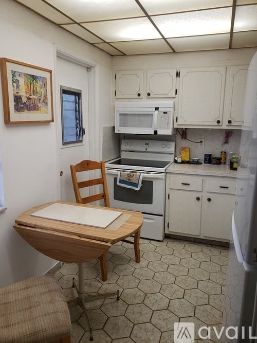 Hallandale Beach Apartment: 300 Northeast 14th Avenue