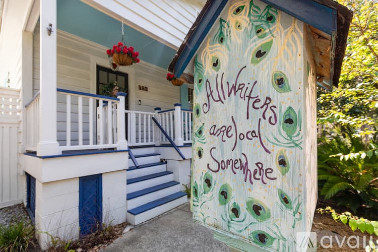 Savannah House: 539 E Gwinnett St