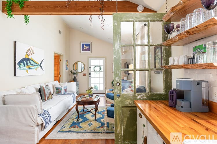 Savannah House: 539 E Gwinnett St