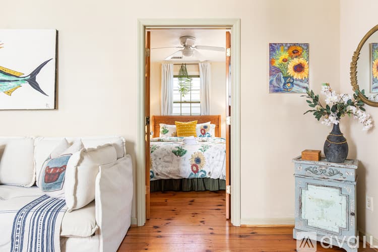 Savannah House: 539 E Gwinnett St