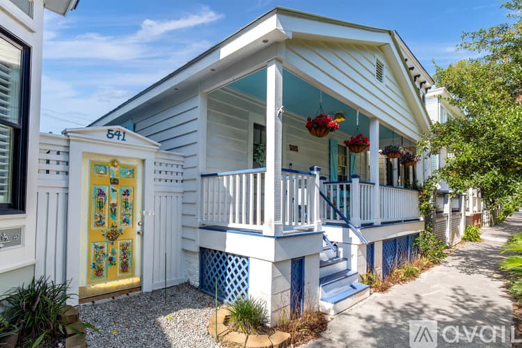 Savannah House: 539 E Gwinnett St