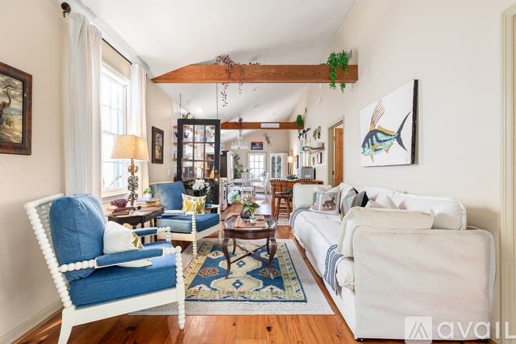 Savannah House: 539 E Gwinnett St