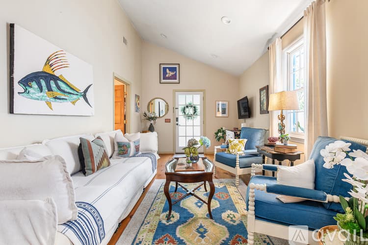 Savannah House: 539 E Gwinnett St