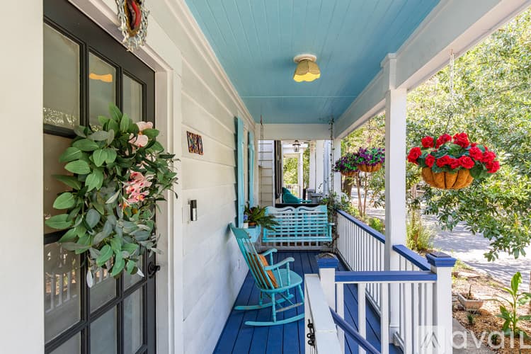 Savannah House: 539 E Gwinnett St