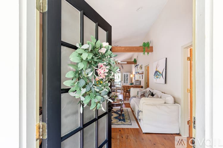 Savannah House: 539 E Gwinnett St