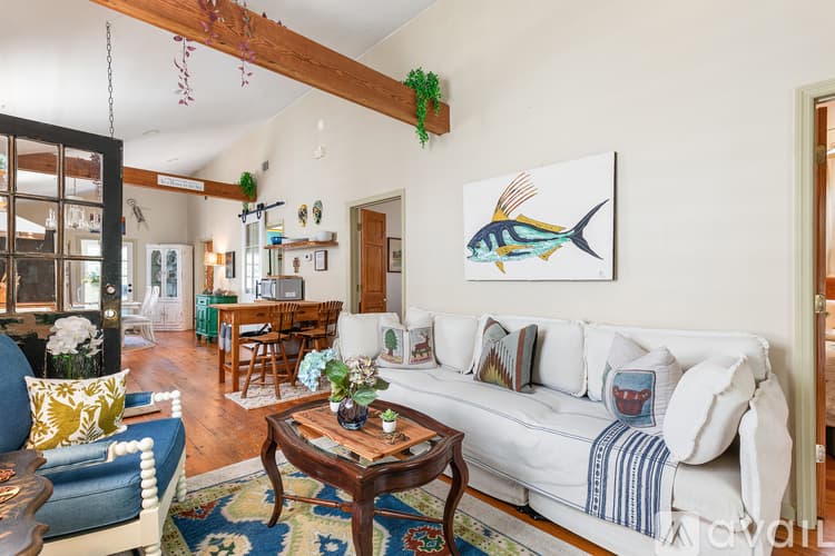 Savannah House: 539 E Gwinnett St