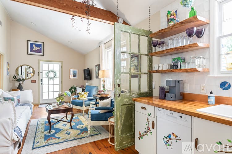 Savannah House: 539 E Gwinnett St